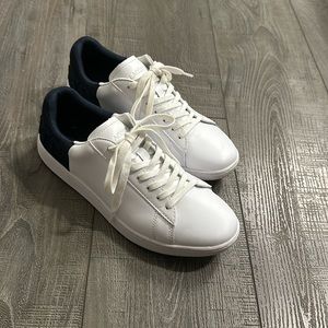 Lacoste, size 8, excellent condition